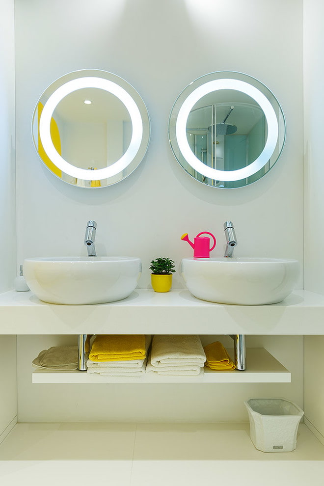 specchi con illuminazione interna nell'interno del bagno