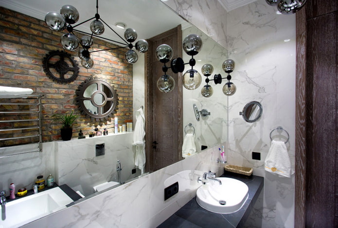 specchio nell'interno del bagno in stile loft
