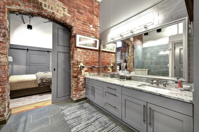 specchio nell'interno del bagno in stile loft