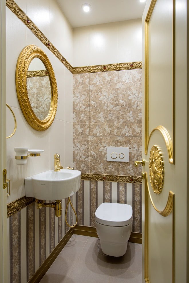 specchio all'interno del bagno