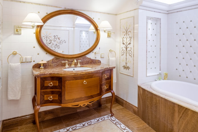 specchio ovale nell'interno del bagno