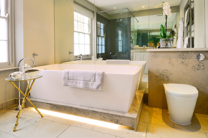 specchio da parete a parete nell'arredamento del bagno