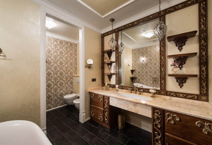 specchio nell'interno del bagno in stile classico