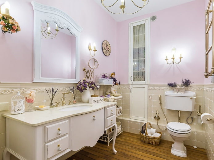 specchio nell'interno del bagno in stile provenzale