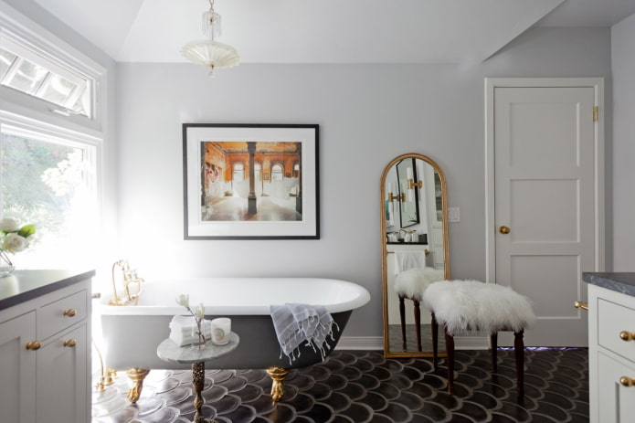 specchio da terra nell'interno del bagno