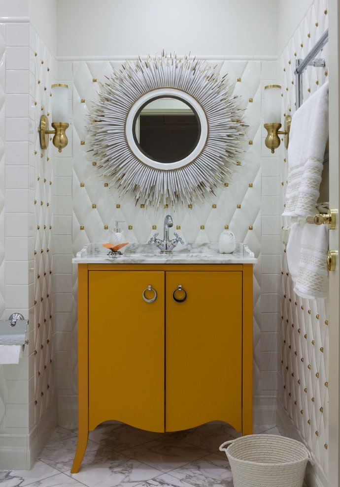 specchio con cornice bianca all'interno del bagno