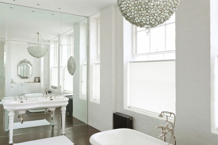 specchio da parete a parete nell'arredamento del bagno