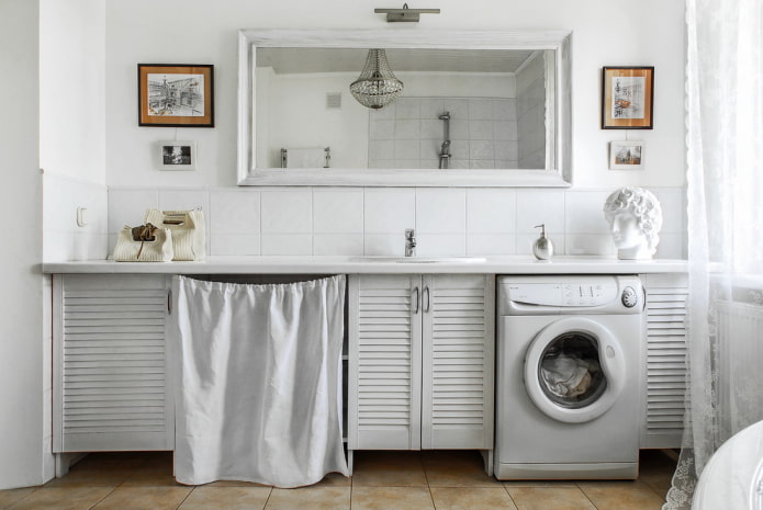 specchio sopra il piano di lavoro nell'interno del bagno