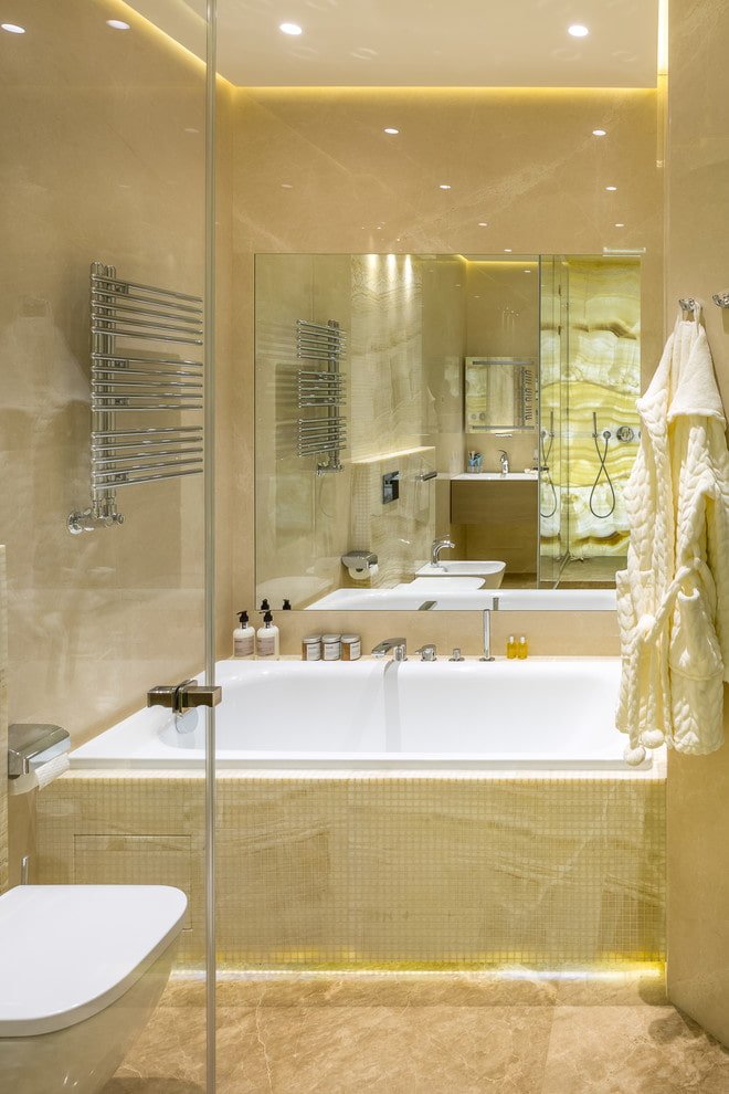 specchio sopra la vasca da bagno nell'interno del bagno