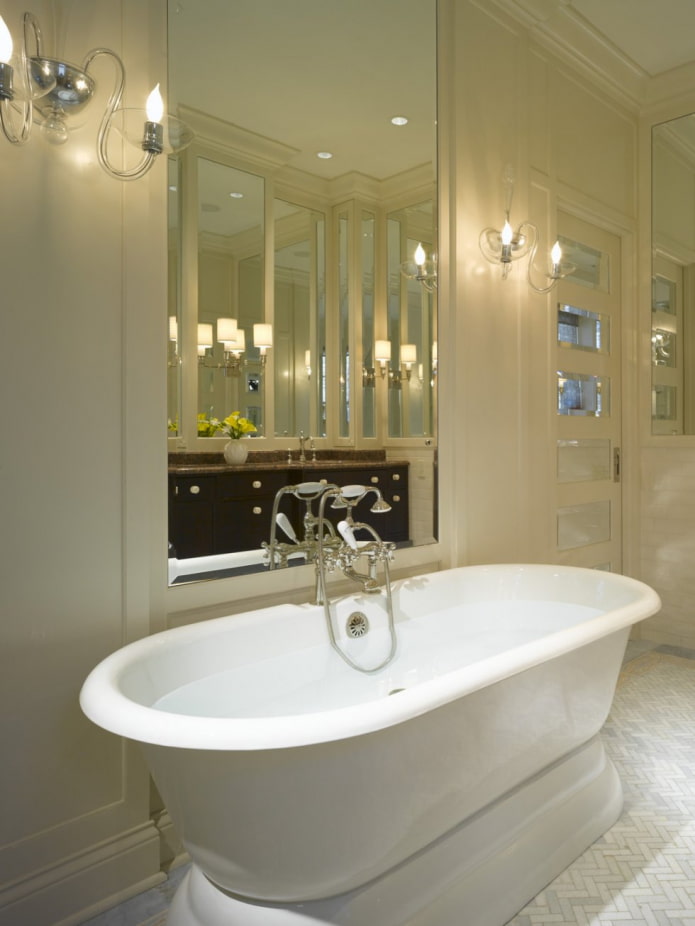 specchio sopra la vasca da bagno nell'interno del bagno