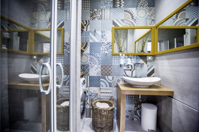 specchio angolare nell'arredamento del bagno