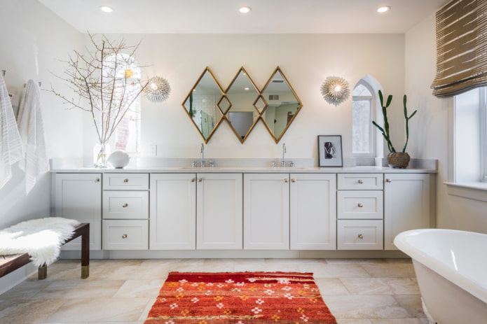 specchio decorato all'interno del bagno