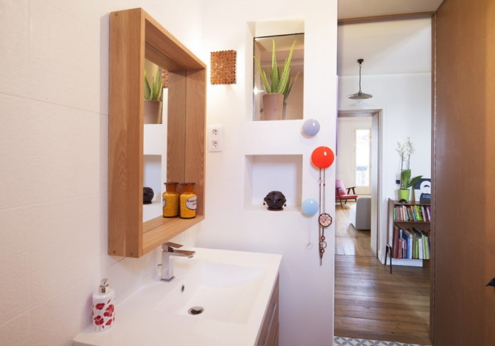 specchio con mensola nell'arredamento del bagno