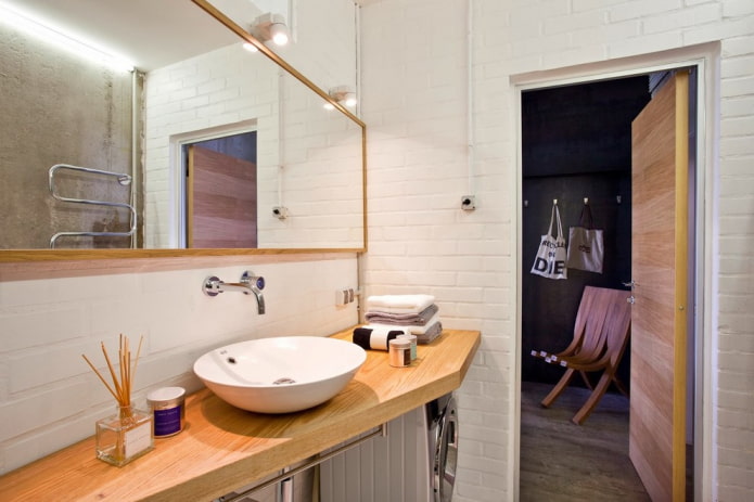 faretti sopra lo specchio nell'interno del bagno