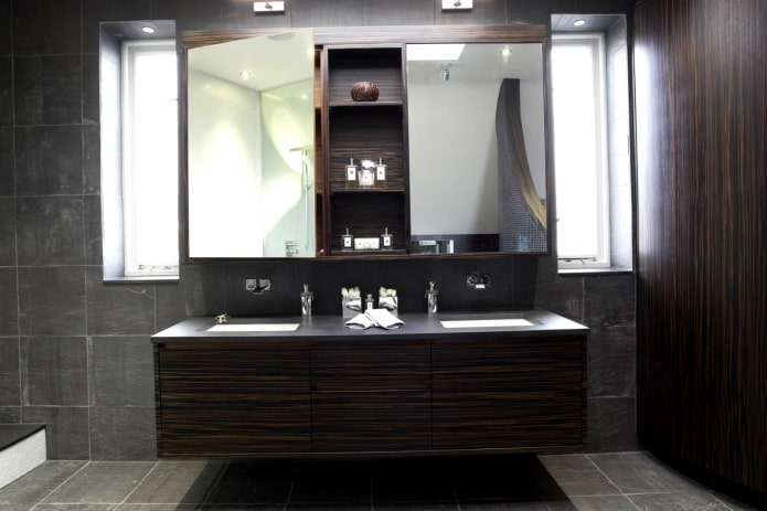 specchio con mensola nell'arredamento del bagno