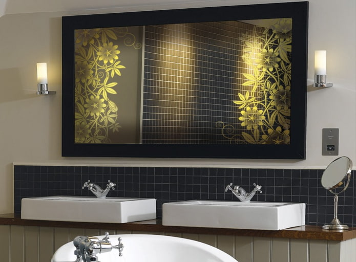 specchio con stampa fotografica nell'interno del bagno