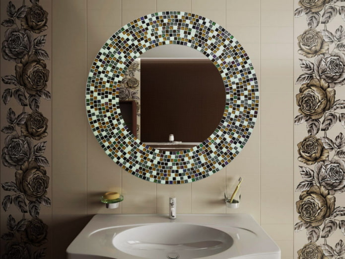 specchio con mosaico nell'interno del bagno