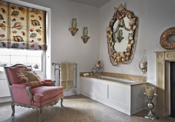 specchio con conchiglie nell'interno del bagno
