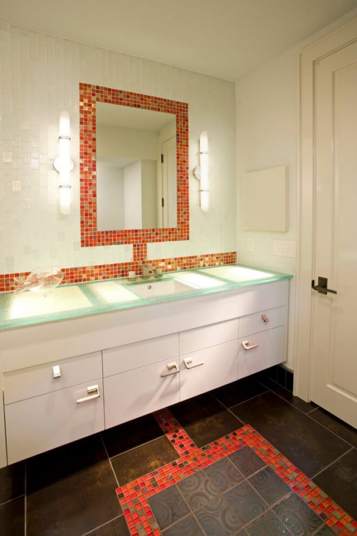 specchio con mosaico nell'interno del bagno