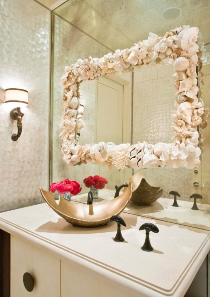 specchio con conchiglie nell'interno del bagno