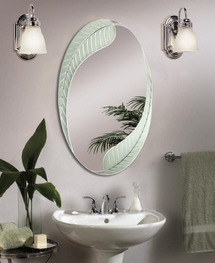 specchio con design sabbiato nell'interno del bagno