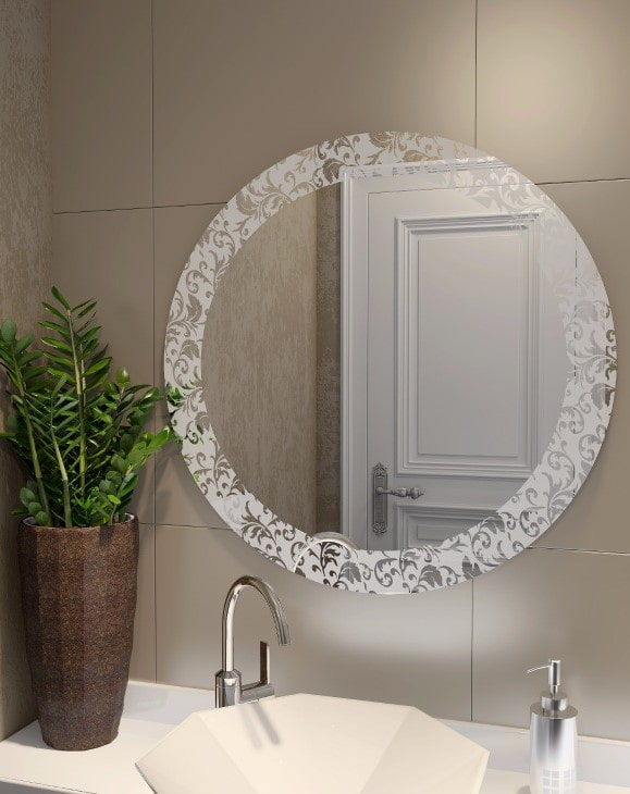 specchio con design sabbiato nell'interno del bagno