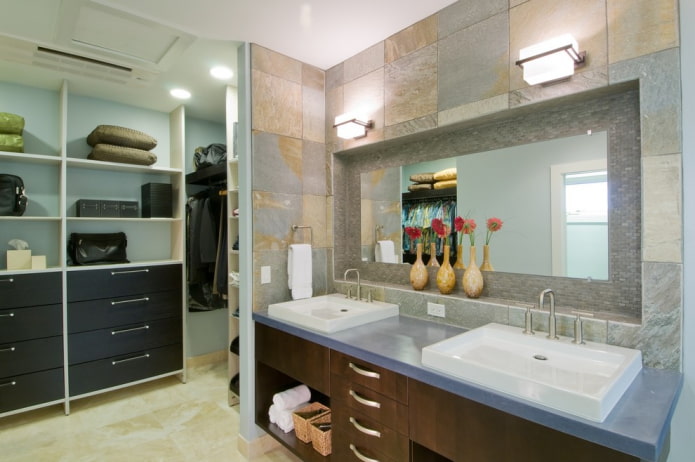 specchio in una nicchia nell'interno del bagno