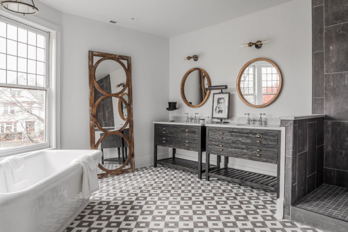 specchio da terra nell'interno del bagno