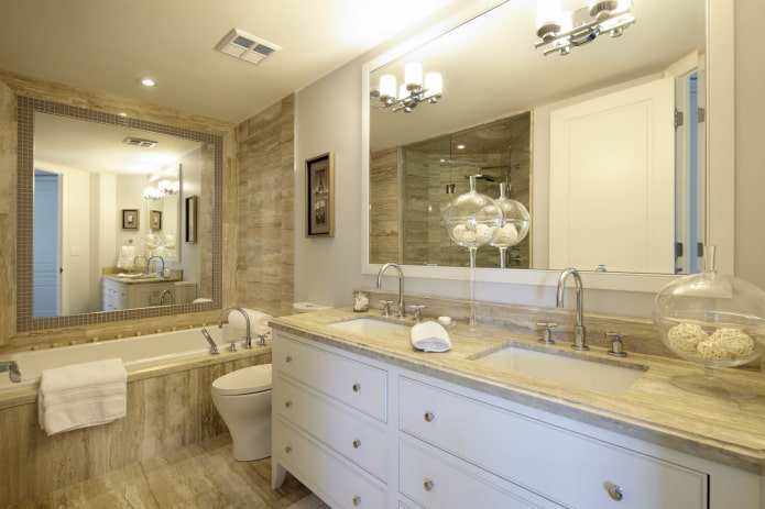 specchio sopra la vasca da bagno nell'interno del bagno