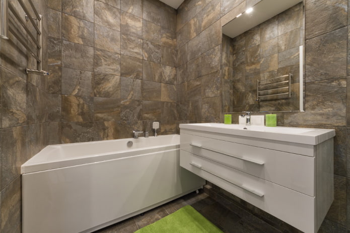 specchio quadrato nell'interno del bagno