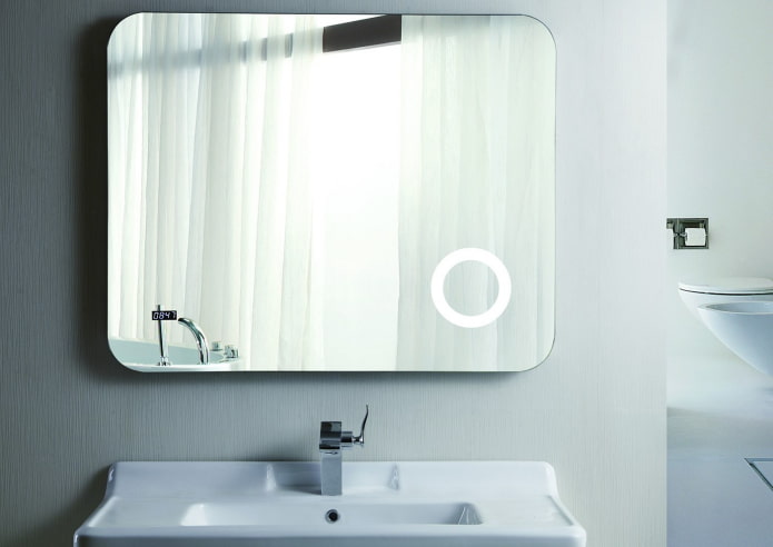 specchio con orologio nell'interno del bagno