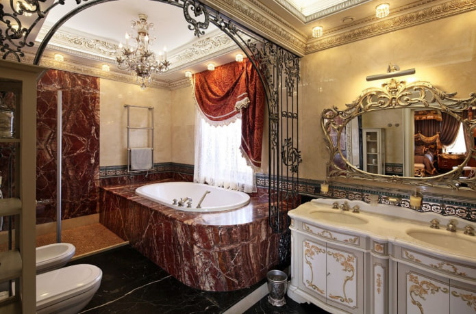 specchio in un interno di bagno in stile barocco