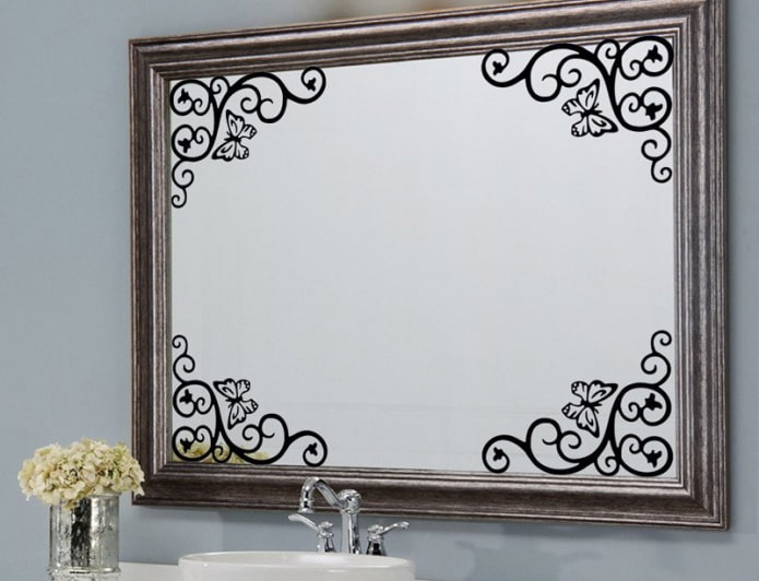 specchio con adesivi nell'interno del bagno