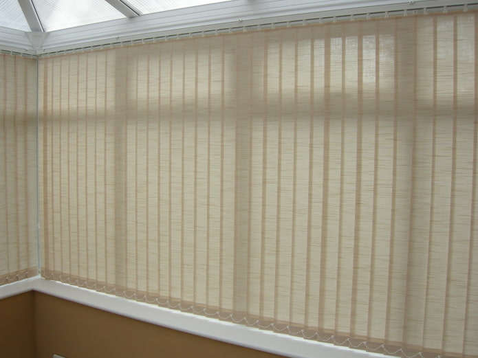 tende verticali beige sul balcone