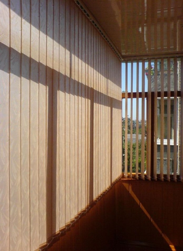 tende verticali sul balcone