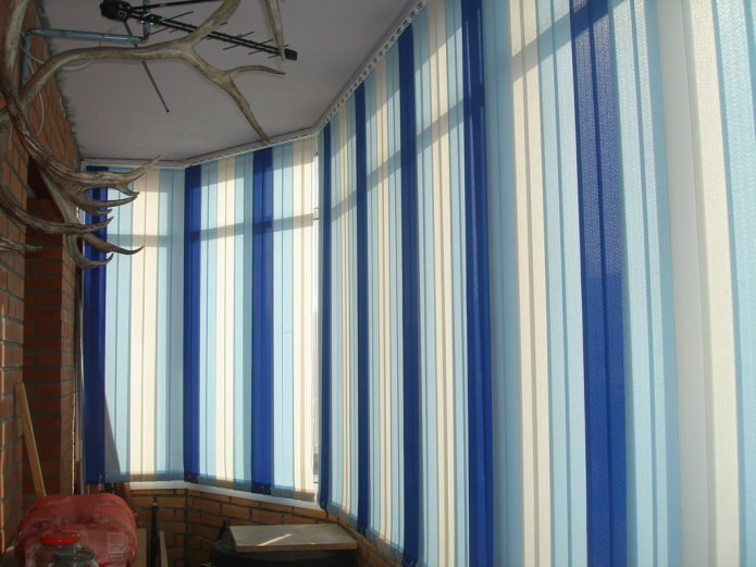 tende verticali multicolori sulla loggia