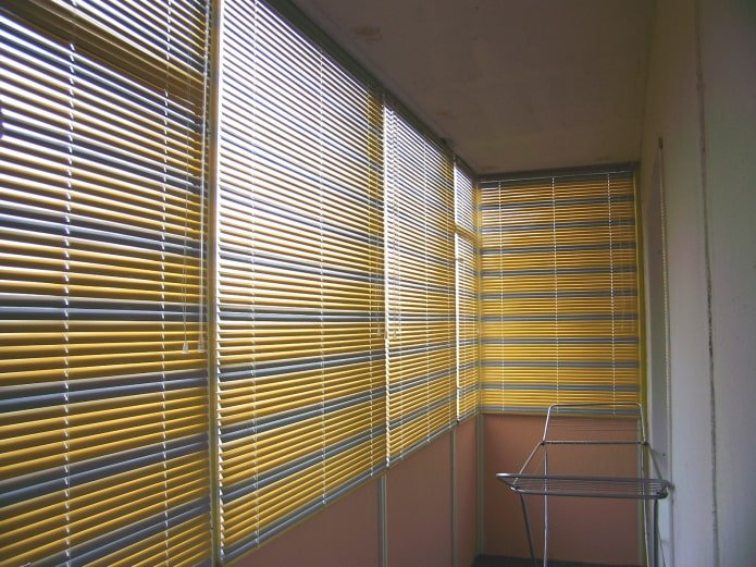 tende orizzontali multicolori sulla loggia