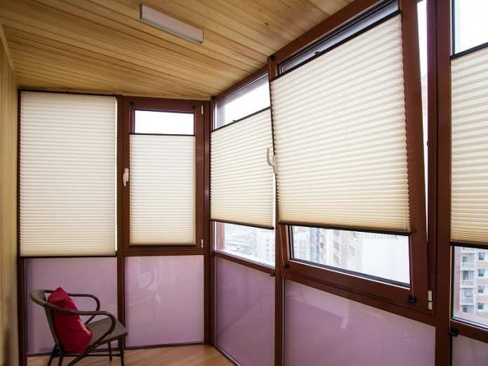 Tende plissettate di carta sul balcone