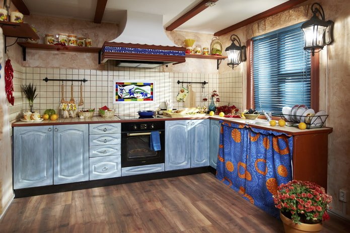 Tende in una cucina in stile country