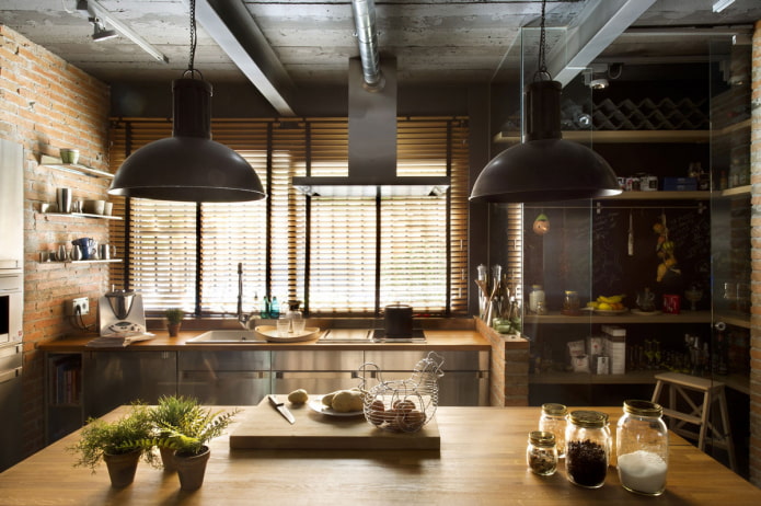 veneziane in una cucina in stile loft