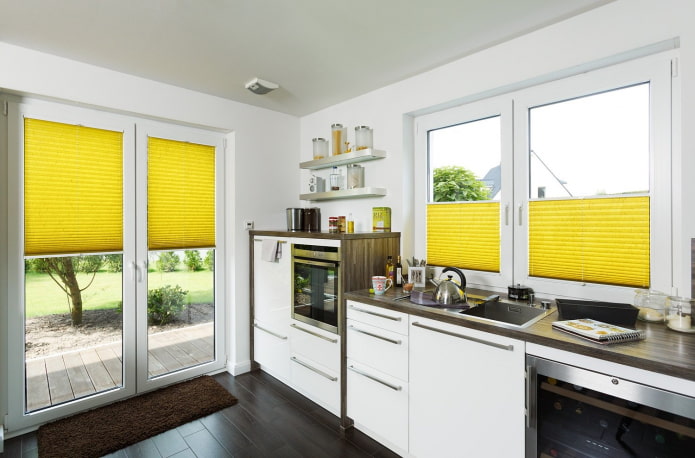 tende plissettate gialle in cucina