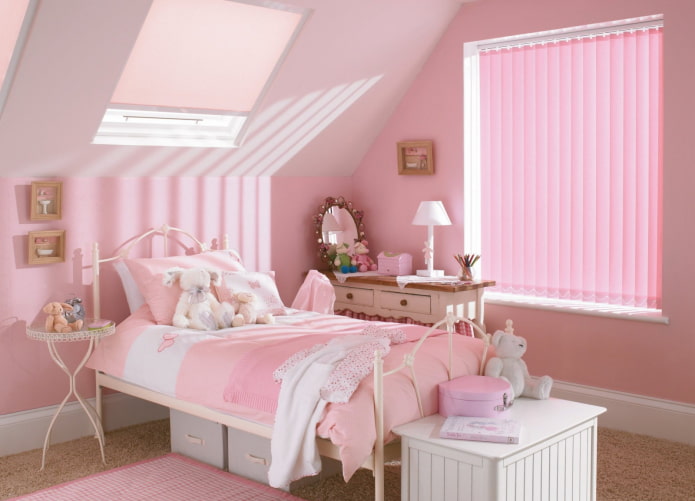 stecche verticali rosa nella cameretta dei bambini