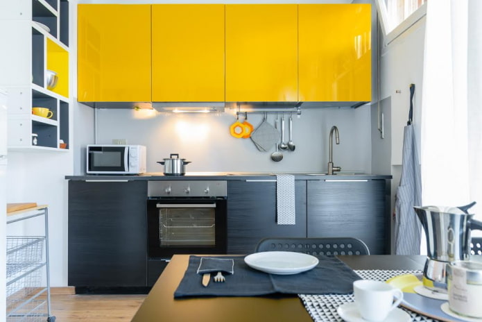 interno della cucina nei toni del nero e del giallo
