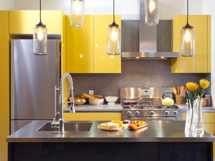 interno della cucina nei toni del giallo e del grigio
