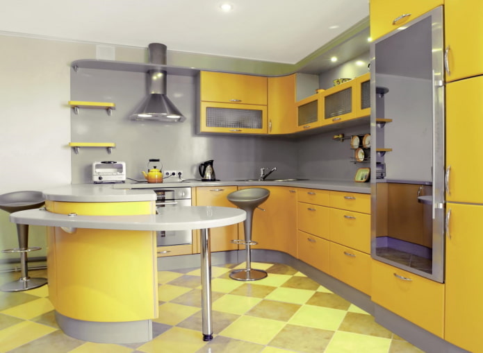 interno della cucina nei toni del giallo e del grigio