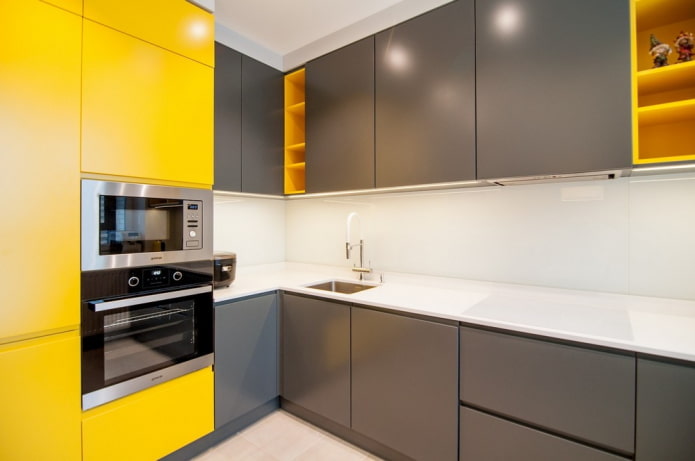 interno della cucina nei toni del giallo e del grigio