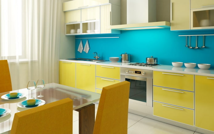 interno della cucina nei toni del giallo e del blu