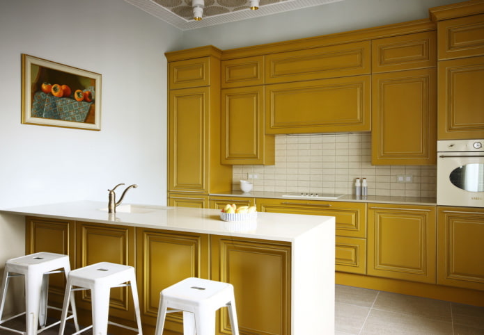 interno della cucina nei toni del giallo