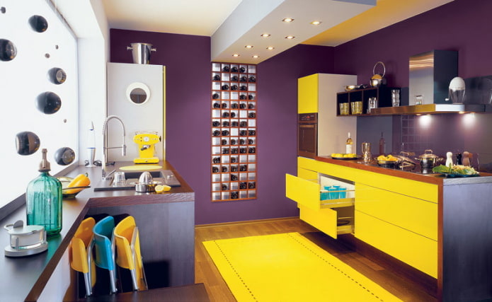 interno della cucina nei toni del giallo e del viola