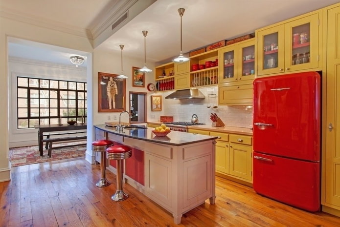 interno della cucina nei toni del giallo e del rosso